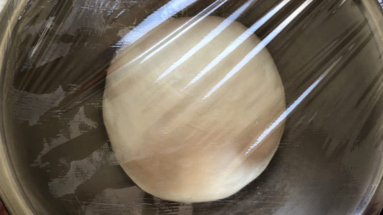 奥尔良烤鸡汉堡(波兰种),装入容器盖保鲜膜发酵至两倍大,用手指沾干粉,戳一个洞,不回缩,就是发好了