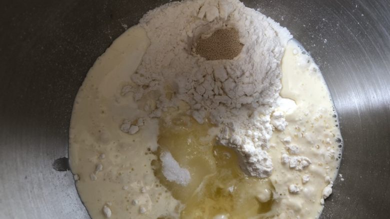 奥尔良烤鸡汉堡(波兰种),加入酵母,酵母不要与盐和糖直接接触避免失效