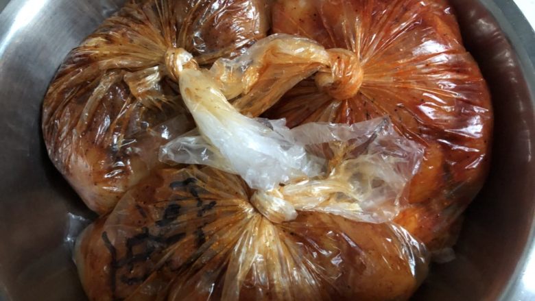奥尔良烤鸡汉堡(波兰种),装入保鲜袋,冷藏过夜