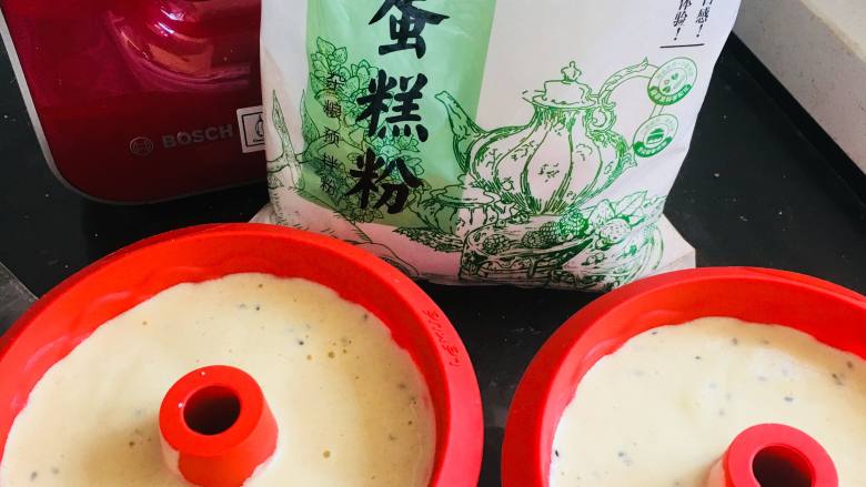 苦荞柠檬糖中空蛋糕,将蛋糊倒入模具中,轻摔震出气泡。