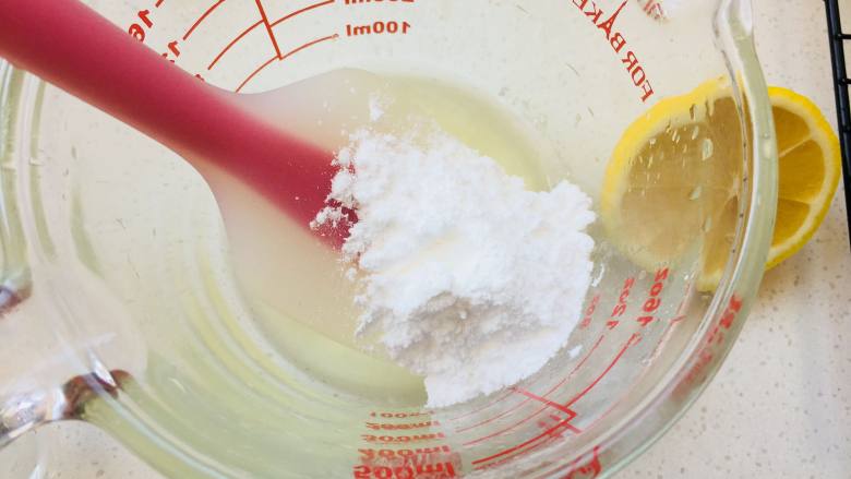 苦荞柠檬糖中空蛋糕,柠檬糖:柠檬汁挤如容器中,加入糖粉搅拌均匀。