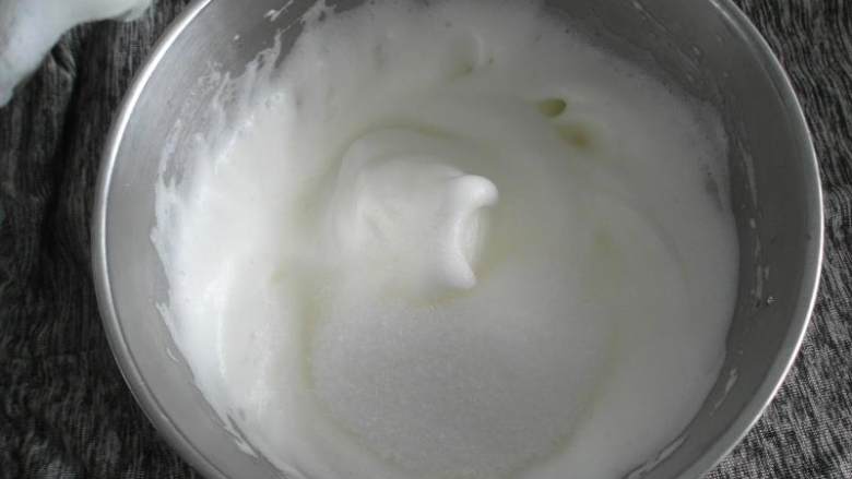 小米蛋糕卷,待蛋白变细腻但仍有少量气泡时加入剩下的糖,中速继续打发。