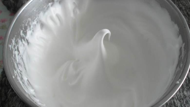 小米蛋糕卷,打发至提起打蛋器蛋白程图片大弯钩,再用低速打发几下,因为这时候的蛋白不会太稳定,多打几下在提起来,重复2.3次都是比较稳定的弯钩就可以停止打发了。