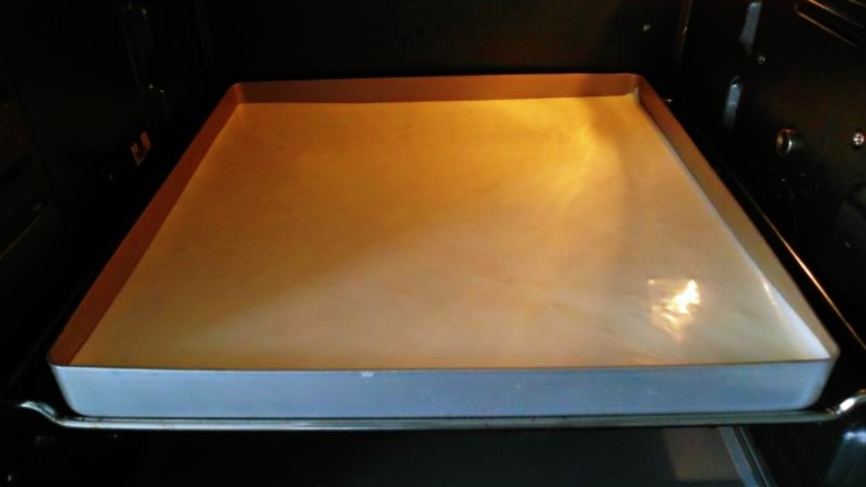 小米蛋糕卷,送入烤箱,180度,23分钟。