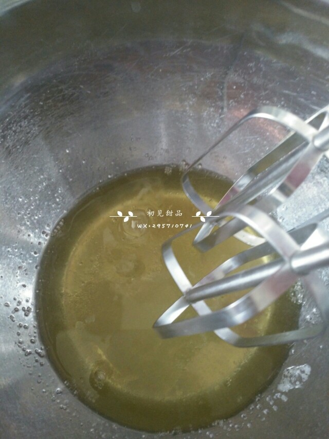 海盐奥利奥咸奶油盒子,先加入三分之一砂糖到蛋白中