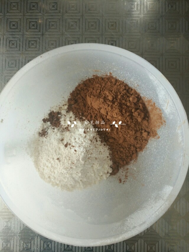 海盐奥利奥咸奶油盒子,称出配方中的低粉和<a style='color:red;display:inline-block;' href='/shicai/ 920'>可可粉</a>。