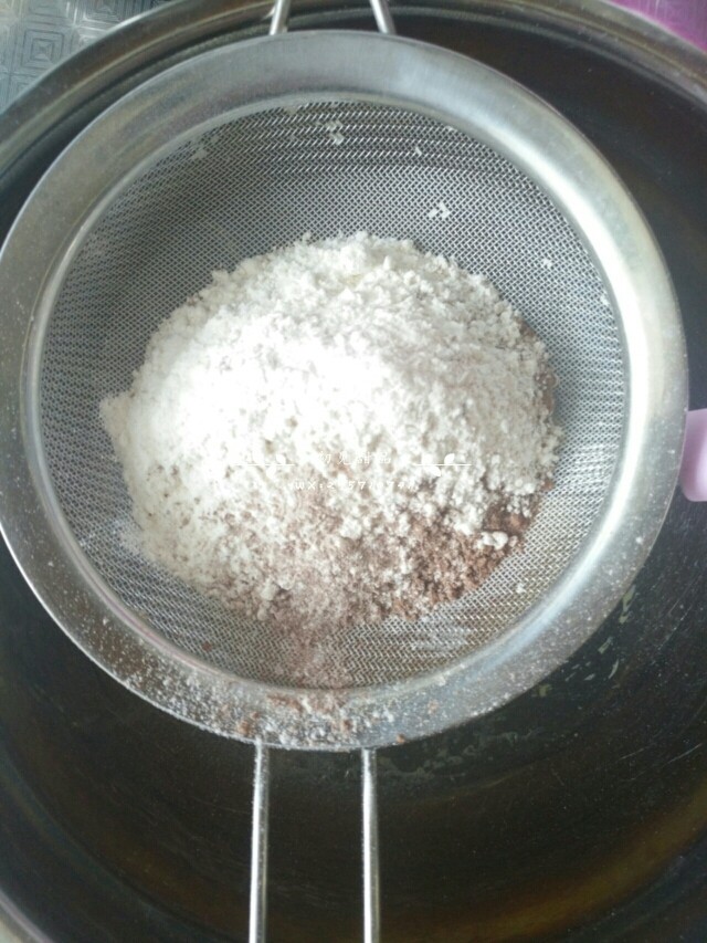 海盐奥利奥咸奶油盒子,过筛！一定要过筛！筛入蛋黄液中。