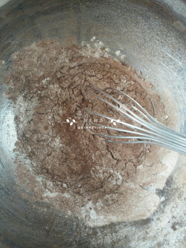 海盐奥利奥咸奶油盒子,划"3"字搅拌均匀，一定不要画圈搅拌！否则面糊会起筋。