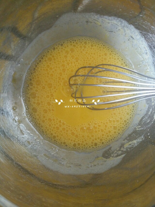 海盐奥利奥咸奶油盒子,用打蛋器搅拌均匀即可，不要过度打发。