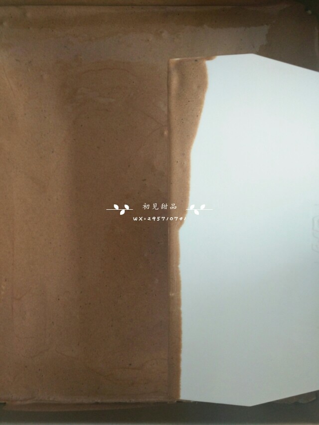海盐奥利奥咸奶油盒子,用刮板把表面刮平，记得要小心翼翼的，但也不要反复操作，稍微刮匀就可以