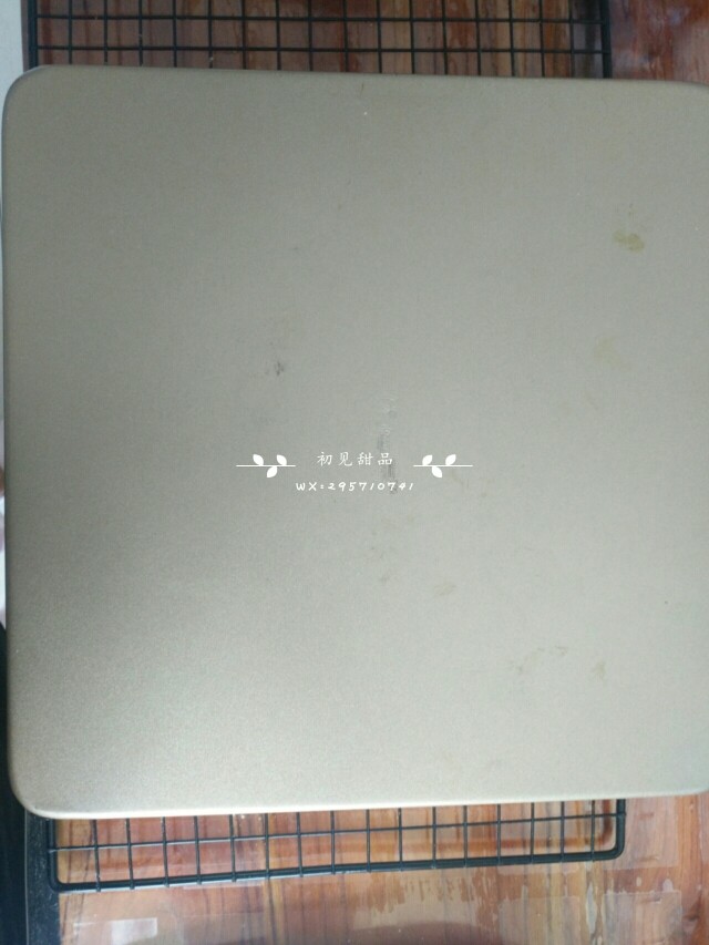 海盐奥利奥咸奶油盒子,倒扣在放凉，倒扣在冷却架上