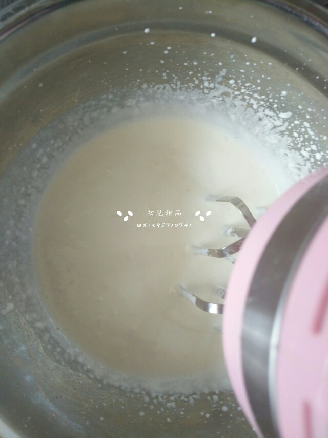 海盐奥利奥咸奶油盒子,倒入称好的砂糖，海盐一起加入奶油中打发