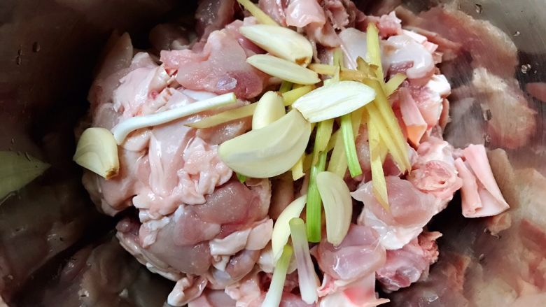 干煸辣子兔丁,加入姜丝,蒜片,葱白拌匀
腌制1个小时入味
