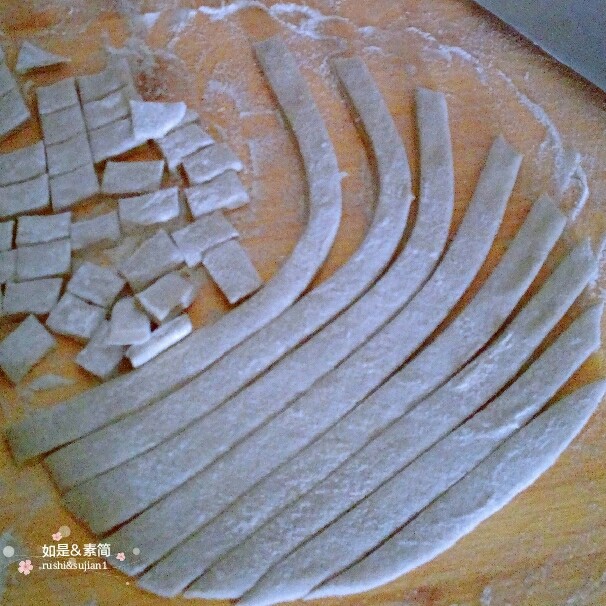 荞麦时鲜海螺面,先切成条,再切成丁。