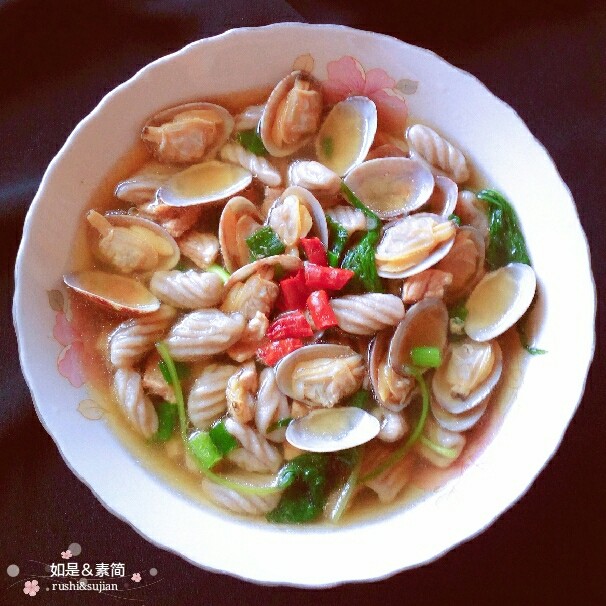 荞麦时鲜海螺面,将过凉后的海螺面捞入碗中,盛入做好的汤头,稍一搅拌,就可以开动啦!
一碗微辣鲜香咸鲜的荞麦时鲜海螺面,值得你动手一试!
