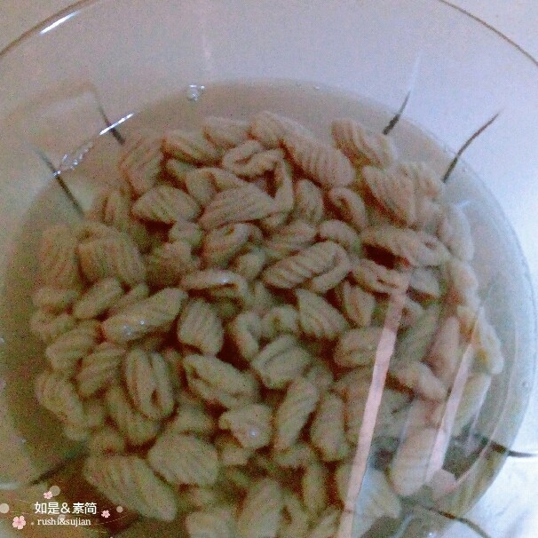 荞麦时鲜海螺面,海螺面煮至八九分熟,捞出过凉水。