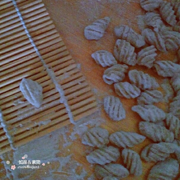荞麦时鲜海螺面,取一面丁,用拇指在寿司帘上稍做推压,就是一枚可爱的海螺面啦。为防黏连,要稍微多撒一些面粉。