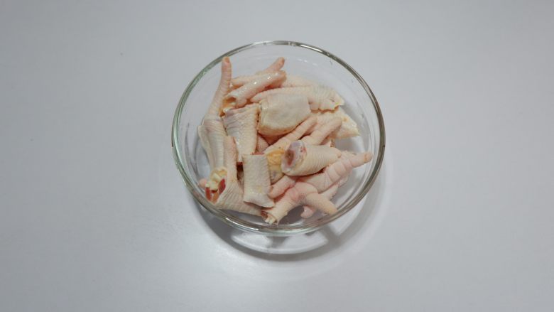 鲍菇焖鸡爪,<a style='color:red;display:inline-block;' href='/shicai/ 89'>鸡爪</a>剪掉指甲洗净,切成小块