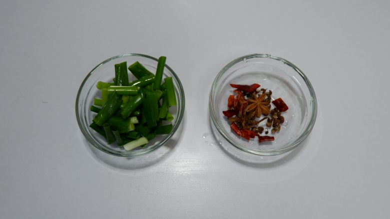 鲍菇焖鸡爪,<a style='color:red;display:inline-block;' href='/shicai/ 3232'>香葱</a>切长段,辣椒和香料备好