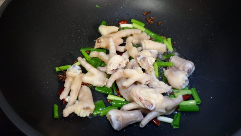 鲍菇焖鸡爪,加入鸡爪,煸炒片刻