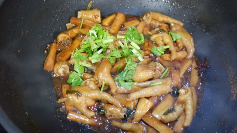 鲍菇焖鸡爪,撒上<a style='color:red;display:inline-block;' href='/shicai/ 131'>香菜</a>段