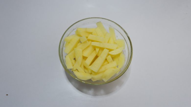 紫豆角烧土豆条,<a style='color:red;display:inline-block;' href='/shicai/ 23'>土豆</a>去皮,切成粗条