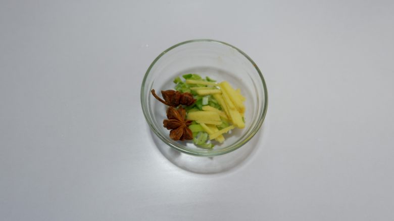 紫豆角烧土豆条,葱切葱花,姜去皮切丝,<a style='color:red;display:inline-block;' href='/shicai/ 695'>八角</a>备好