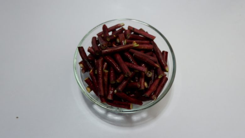 紫豆角烧土豆条,<a style='color:red;display:inline-block;' href='/shicai/ 3639'>豆角</a>洗净,切成长段