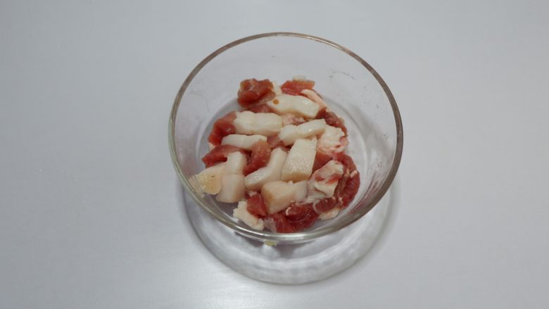 紫豆角烧土豆条,<a style='color:red;display:inline-block;' href='/shicai/ 428'>五花肉</a>洗净,切成粗条