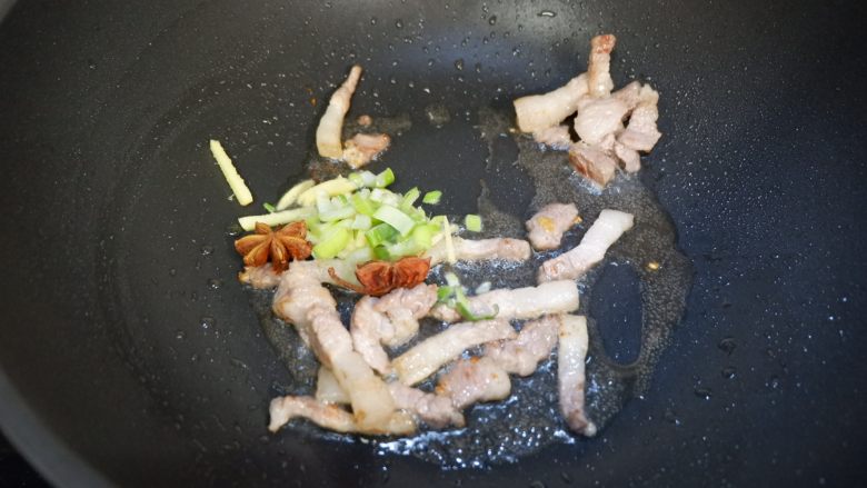 紫豆角烧土豆条,加入葱姜、八角翻炒出香味