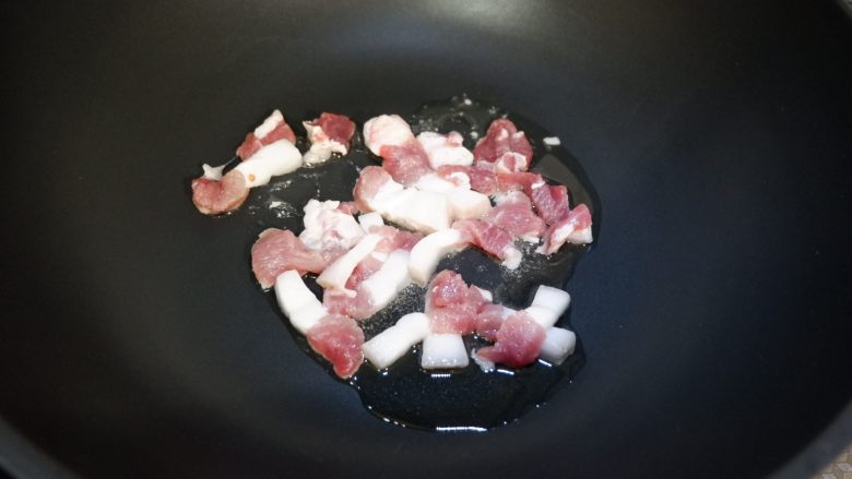 紫豆角烧土豆条,热锅冷油,下五花肉