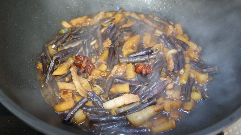 紫豆角烧土豆条,开盖,加入盐调味,翻炒至汤汁浓稠即可