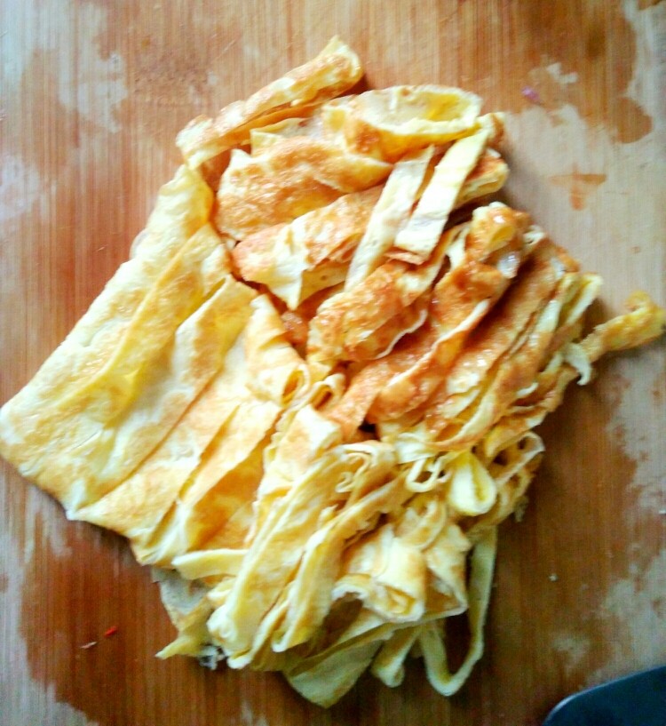 肉丝炒河粉,蛋饼切成丝