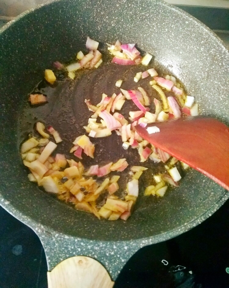 肉丝炒河粉,炒洋葱