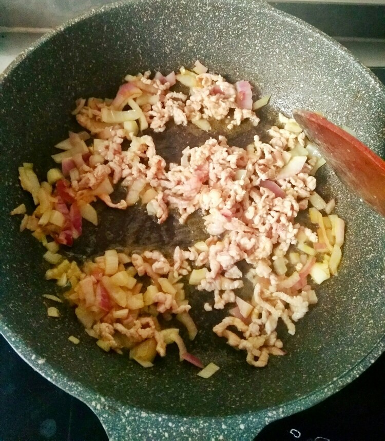 肉丝炒河粉,放入<a style='color:red;display:inline-block;' href='/shicai/ 4613'>肉丝</a>煸炒