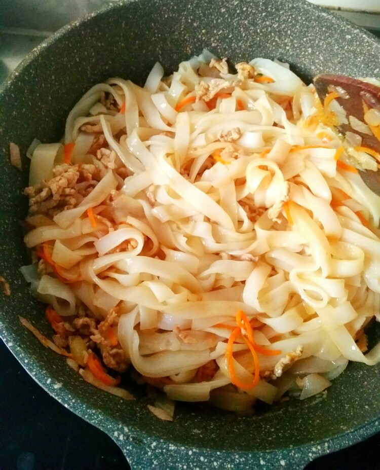肉丝炒河粉,加入酱汁翻炒