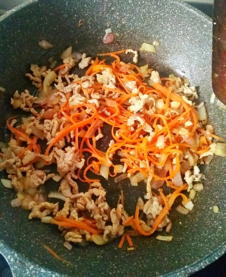肉丝炒河粉,加入胡萝卜炒