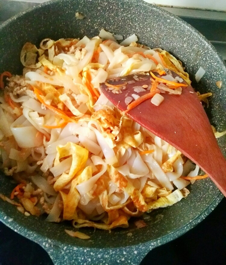 肉丝炒河粉,加入鸡蛋皮