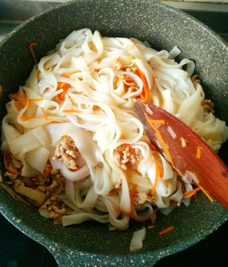 肉丝炒河粉,倒入<a style='color:red;display:inline-block;' href='/shicai/ 532'>河粉</a>