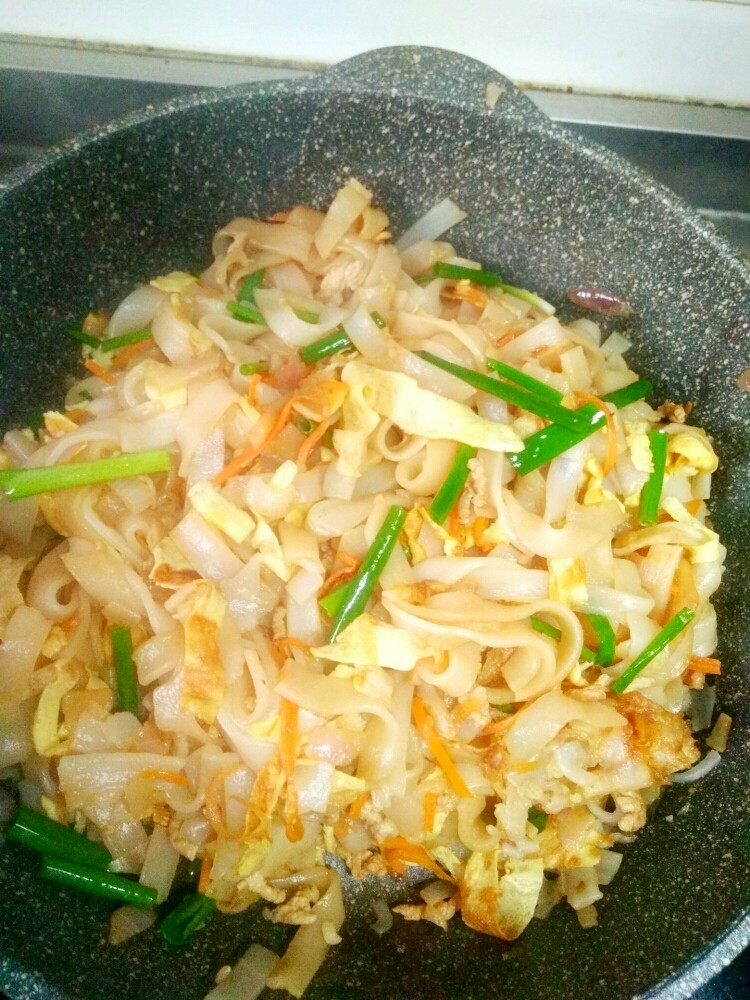 肉丝炒河粉,翻炒,出锅