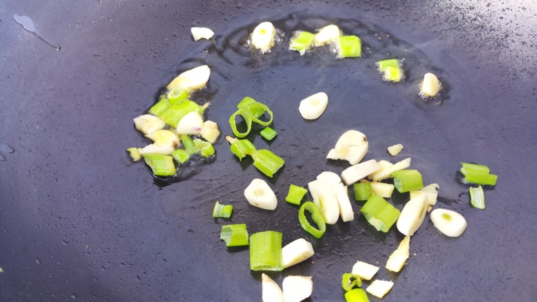 菌类料理~香菇鸡蛋汤,把葱姜蒜放进去炒香,小火