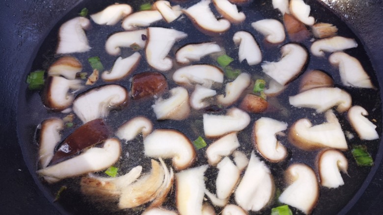 菌类料理~香菇鸡蛋汤,之后加入适量的水