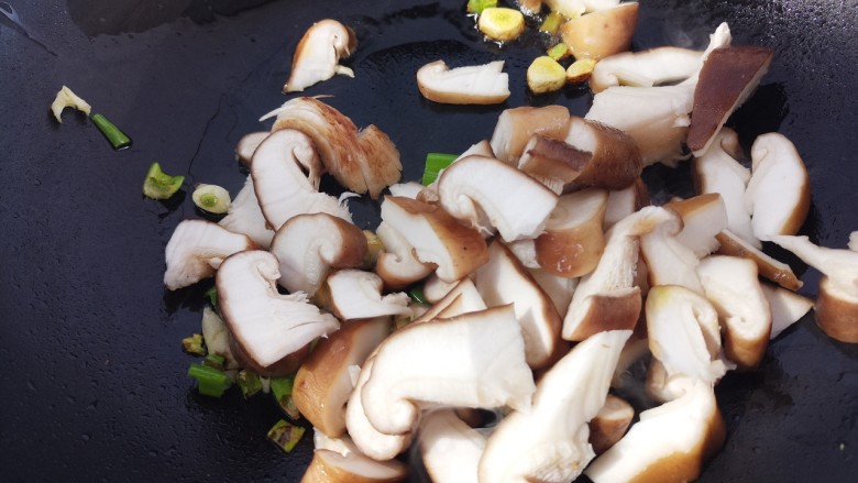 菌类料理~香菇鸡蛋汤,然后放香菇炒