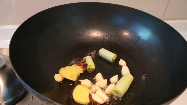 红烧肉炖豆角,锅中放适量油烧热加入<a style='color:red;display:inline-block;' href='/shicai/ 695'>八角</a>,葱姜蒜。