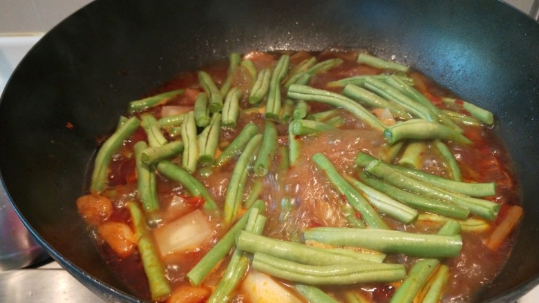 红烧肉炖豆角,不要盖锅。敞开锅煮,小火慢慢炖熟。