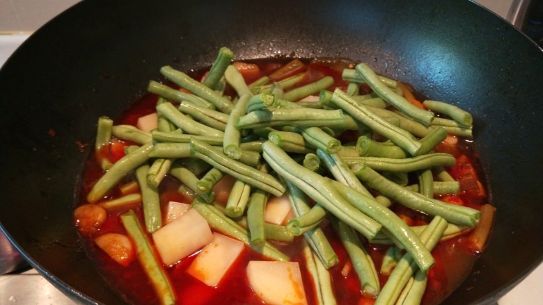 红烧肉炖豆角,倒入豆角,加入<a style='color:red;display:inline-block;' href='/shicai/ 23'>土豆</a>块,加入开水。