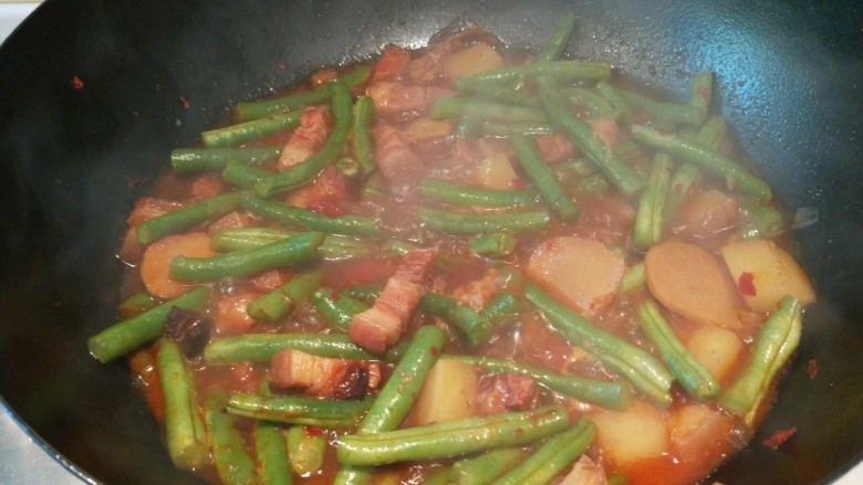 红烧肉炖豆角,出锅加入<a style='color:red;display:inline-block;' href='/shicai/ 813'>鸡粉</a>