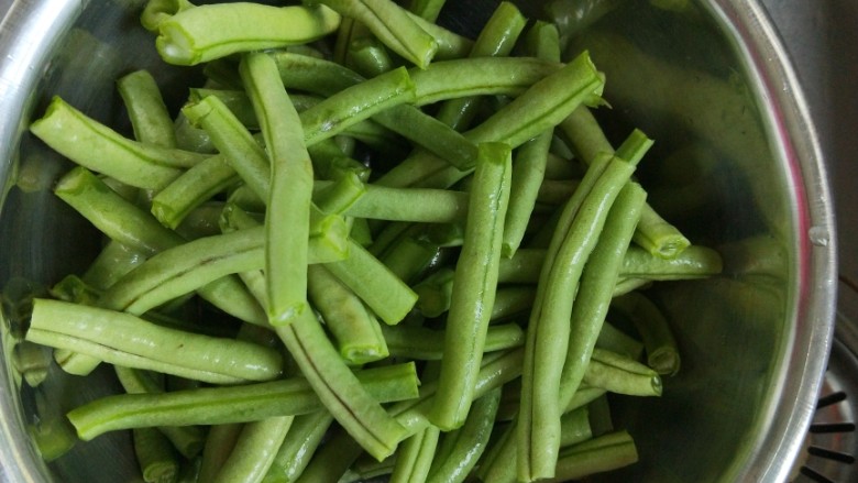 红烧肉炖豆角,洗干净装盘中备用。