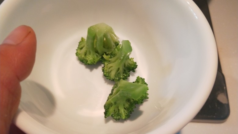 蒜蓉清炒西蓝花,外拿一个空碗,把炒好的西蓝花,花朝下摆在碗中。