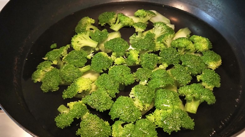 蒜蓉清炒西蓝花,锅中放适量水烧开,加入一勺盐,放入西蓝花烫一下水捞出来。